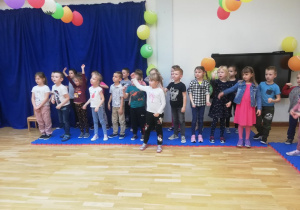 dzieci śpiewają piosenkę o warzywach i owocach